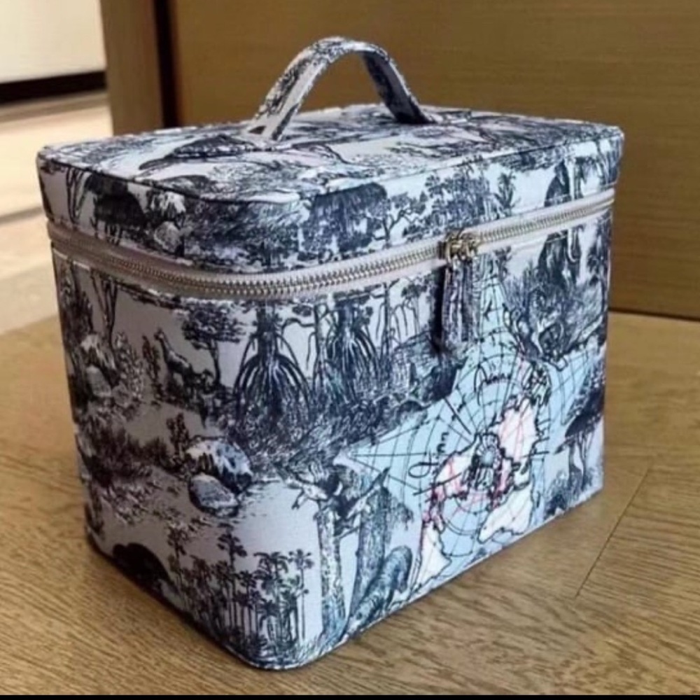 🎉HP🎉 Dior Beauty Around The World Vanity Cosmetic Bag Blue Toile Print Bag - Picture 11 of 12